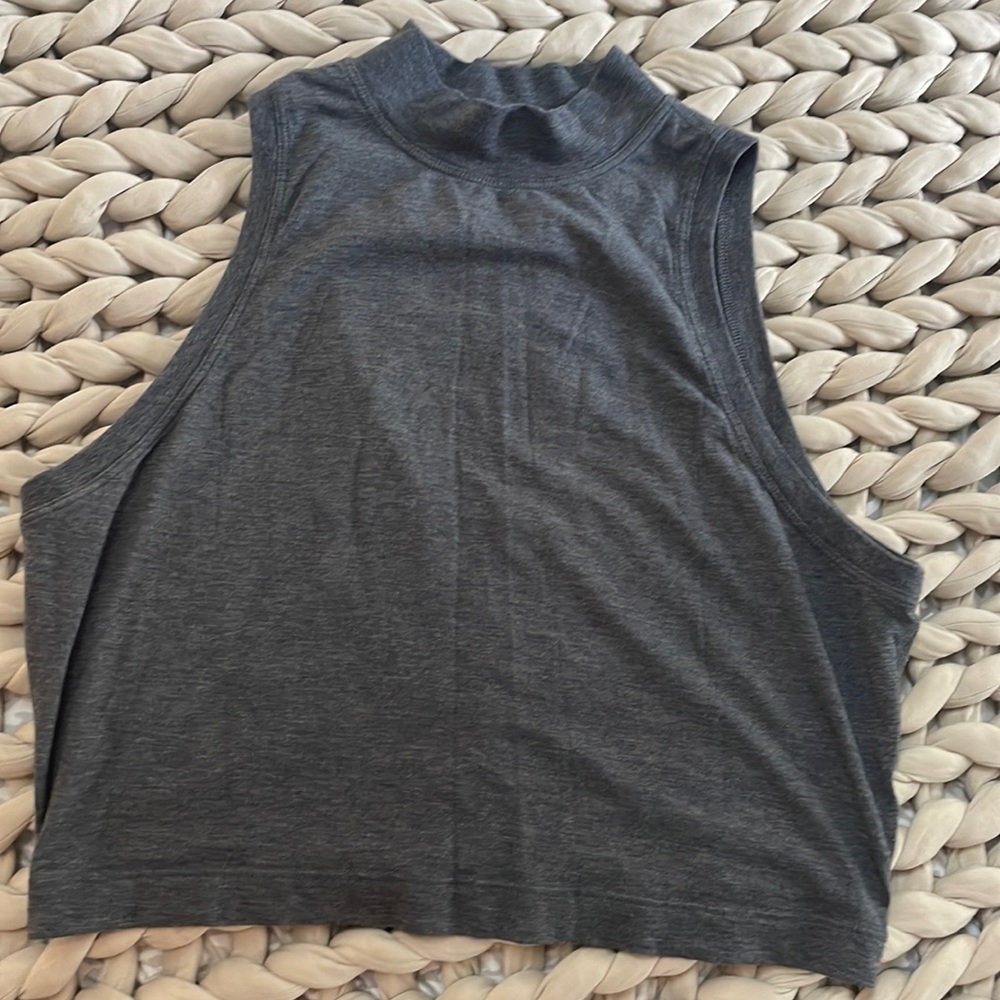 Lulu lemon crop. Sz 8 but I usually wear a 4 or 6 and it fits perfect.